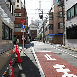 千代田線湯島駅から30メートルの十字路を直進